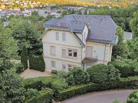 In Baden-Baden: Bezaubernde Endetagenwohnung mit schönem Blick in repräsentativem Altbauensemble!