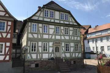 **Außergewöhnliche 4 Zimmer-Eigentumswohnung in einem sanierten Fachwerkhaus in Erbach, am Schloss**