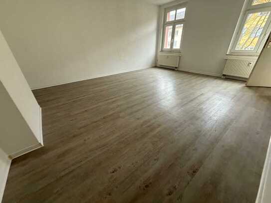 Frei ab sofort - Bad mit Wanne - modernes Laminat - 1. OG