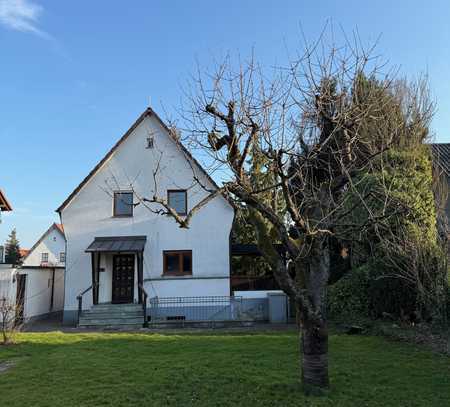 Freistehendes Einfamilienhaus auf großem Grundstück