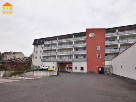 Frisch renovierte 3-Raum-Wohnung mit maßangefertigter Einbauküche, Wanne und ASR!