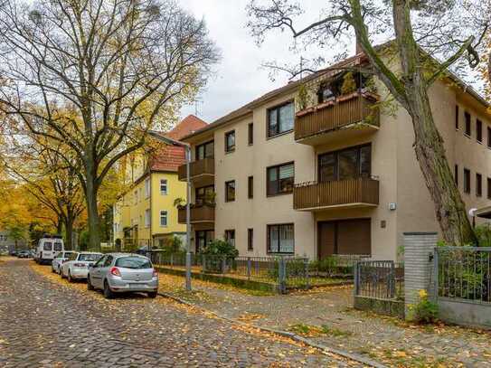 GUT GESCHNITTENE 2,5 ZIMMER WOHNUNG - BALKON - MIT POTENTIAL - GELEGEN IN ZEHLENDORF