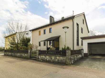 Geräumiges Zweifamilienhaus mit schönem Garten in ruhiger Lage