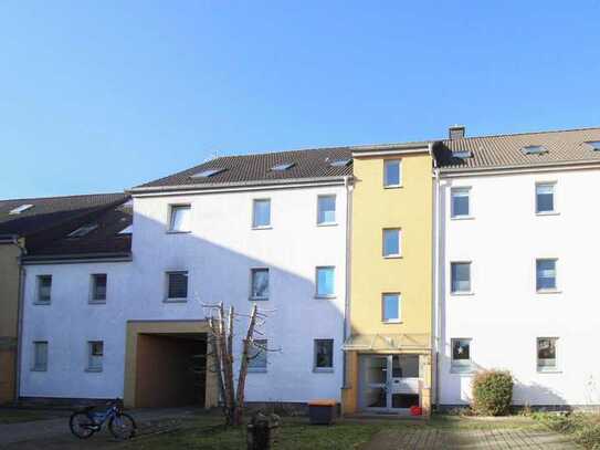 Greifen Sie zu! Gepflegte 2-Zi.-ETW mit großem Balkon und Freistellplatz in Ottersleben