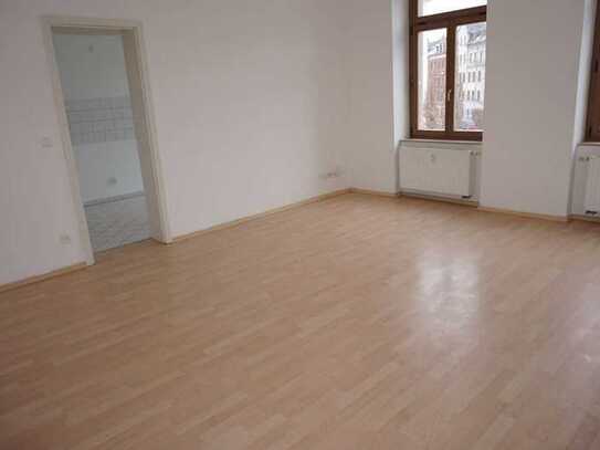 Moderne + helle Whg. im 2. OG mit Laminat + Bad mit Wanne u.v.m.