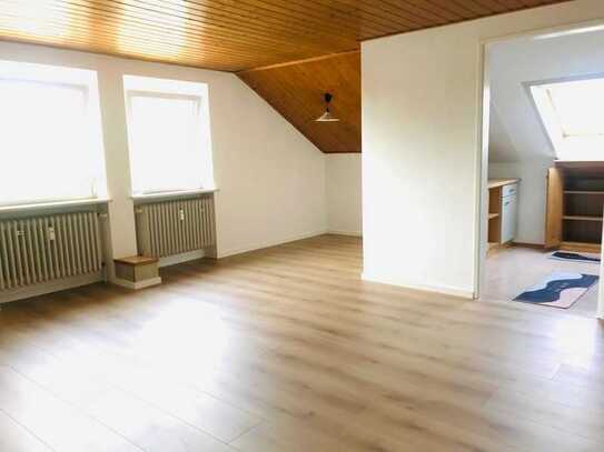 Helle geräumige Dachgeschosswohnung 2,5 Zimmer in Allershausen