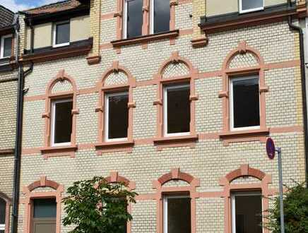Erstbezug nach Sanierung mit Einbauküche und Balkon: Dachgeschoss-Wohnung in Aschaffenburg