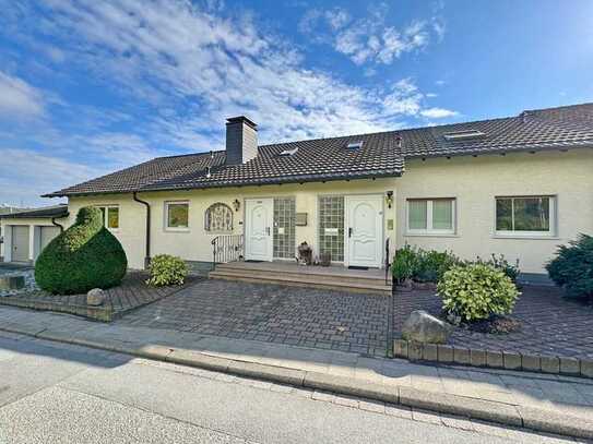 Dreifamilienhaus mit Weitblick und 9 Garagen