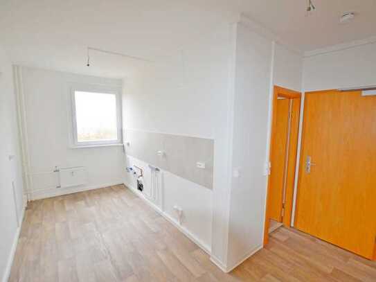 offene Küche! neu sanierte 3-Raum-Wohnung mit Aufzug, Badewanne und Stellplatz!Bezug sofort möglich!