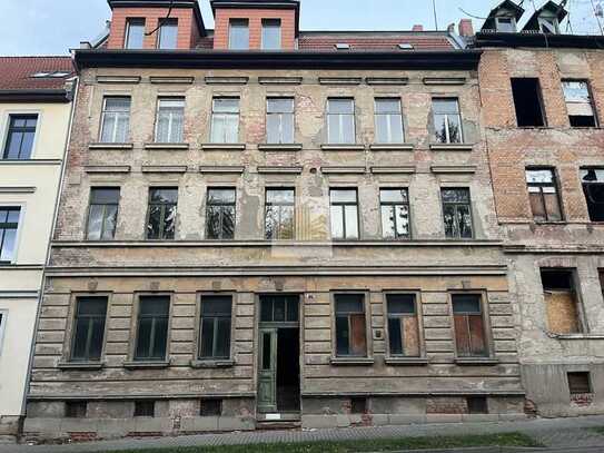 unsaniertes Denkmal geschütztes Mehrfamilienhaus mit großen Grundstück