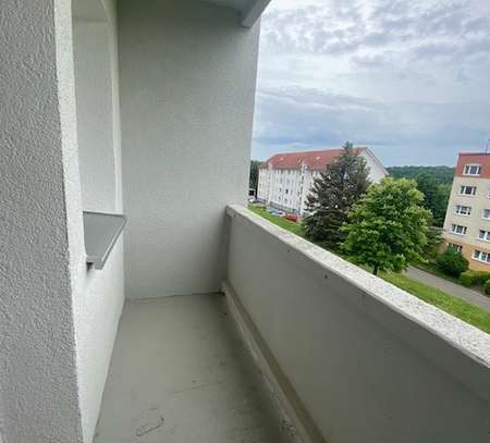 4 Raum Wohnung mit Balkon in saniertem MFH