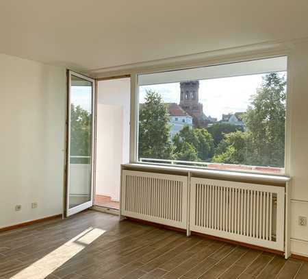 Bergmannkiez: Großer Balkon, großzügige 2-Zimmer, Weitblick und bezugsfrei