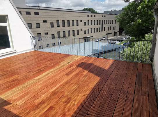 !!!Absolut zentral gelegene DG-Wohnung, große Terrasse-ideal für Klein-Familie in Altstadt-Bhfsnähe