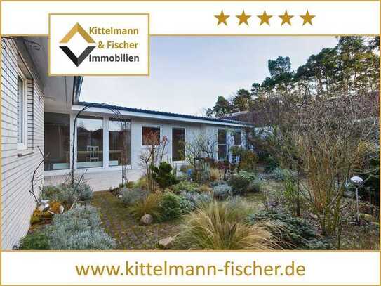 ZENTRAL ABER RUHIG: BUNGALOW MIT SCHÖNEM GARTEN, GARAGE, NEUER HEIZUNG UND MAXIMALER PRIVATSPHÄRE