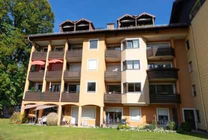 Wohnung mit einem Zimmer, sowie Balkon (Südseite), Erker u. Einbauküche