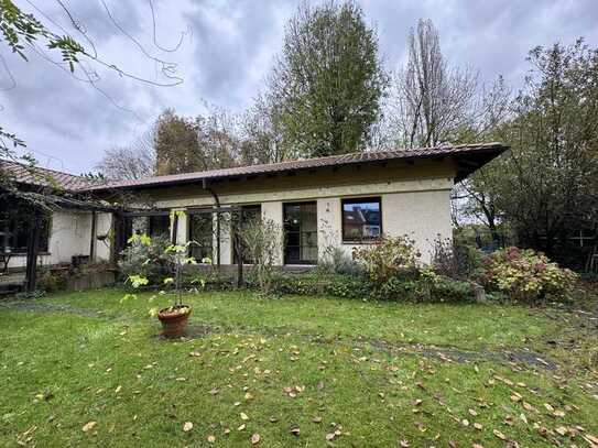 Freistehender Bungalow mit großem Gartengrundstück, Unterkellerung sowie Blick ins Grüne