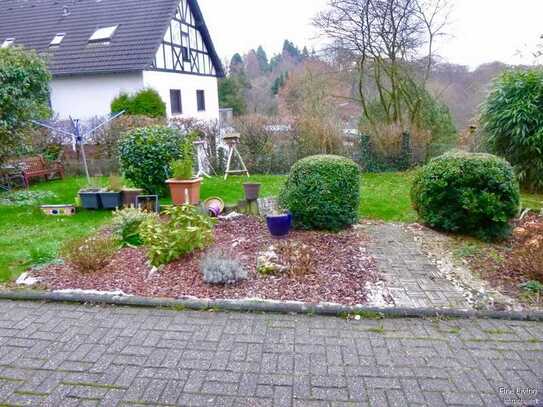 Kernsanierte 3 Zimmerwohnung mit Garten im Grünen