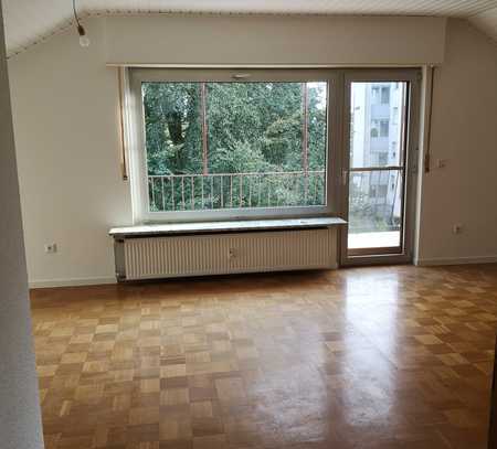 Lichtdurchflutete Dachgeschosswohnung mit Südbalkon und Einbauküche