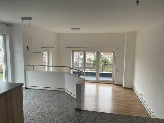 Erstbezug nach Modernisierung: Wohnung in Form einer modernen DHH mit mehreren Balkonen