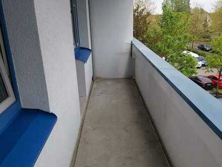 **3-Raum-Wohnung mit Balkon** auch WG geeignet**