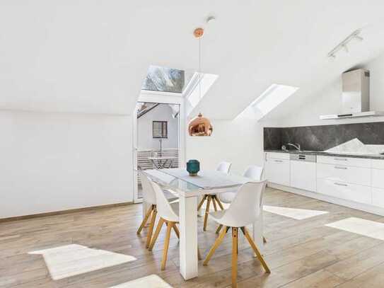 Moderne 2-Zimmer-Dachgeschosswohnung mit Balkon, Carport und Keller – Vollmöbliert