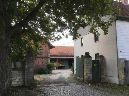 4 Seiten Hof mit Hauptgebäude und 4 Nebengebäuden mit einer Anliegerwohnung