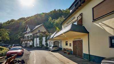 Weingut - Gebäudeensemble in absoluter Alleinlage mit höchstgelegener Bergweinstube am Moselsteig