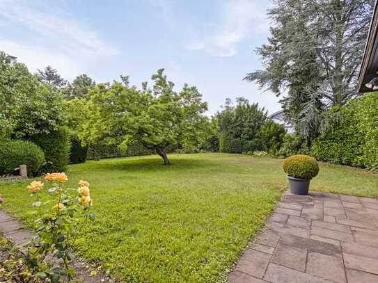 Eine zeitlos elegante Villa auf großem Süd-West Grundstück