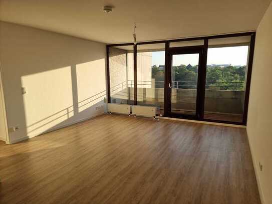 topsaniertes 1 Zimmer-Apartement mit Küchenzeile, Bad, Balkon