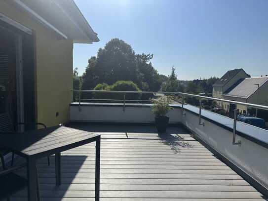 Geschmackvolle, neuwertige 3-Raum-Penthouse-Wohnung mit geh. Innenausstattung mit Balkon und EBK