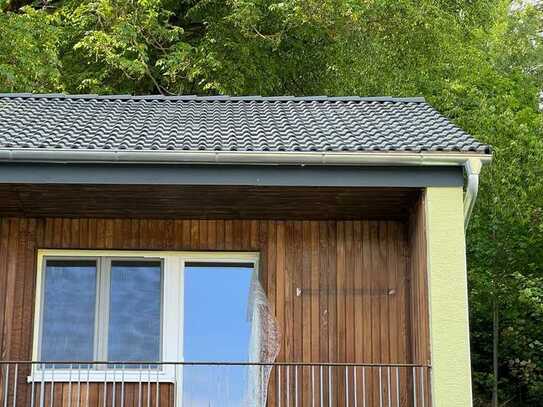 Kleines Wohn-/Ferienhaus mit neuem Dach und neu gestrichene Fassade