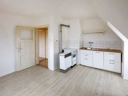 Hohe Decken, viel Licht – Dachgeschosswohnung mit Charme zum Sanieren!