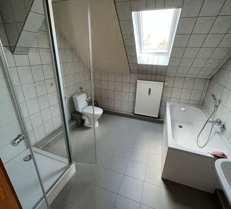 Helle Dachgeschosswohnung mit modernem Badezimmer