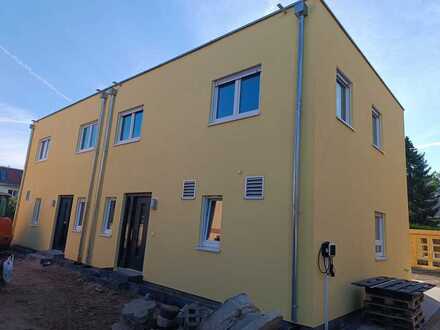 Neue Doppelhaushälfte am See, Bademöglichkeit, Wallbox und evtl Bootsliegeplatz
