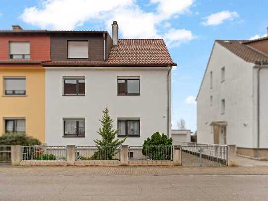 Familienfreundliches Dreifamilienhaus mit Garten und Garage am Feldrand