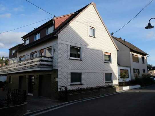 Haus mit zwei Wohneinheiten, 6 Garagenstellplätzen und kleinem Garten auf der Rheininsel Niederwerth