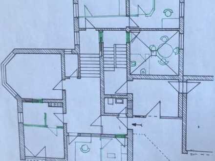 Günstige 6-Zimmer-Wohnung mit Terrasse in Aldersbach auch als Praxis, Kita oder Büroräume nutzbar.