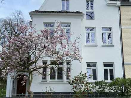 Sanierte Altbauwohnung mit Balkon in Oberrath, stilvolle 3-Zimmer-Wohnung in Düsseldorf