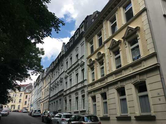 Stuckaltbau - Dachgeschoss-Wohnung mit viel Charme