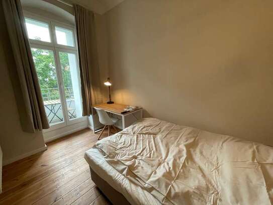 Zimmer in einem Stuckaltbau in Prenzlauer Berg / All-inclusive