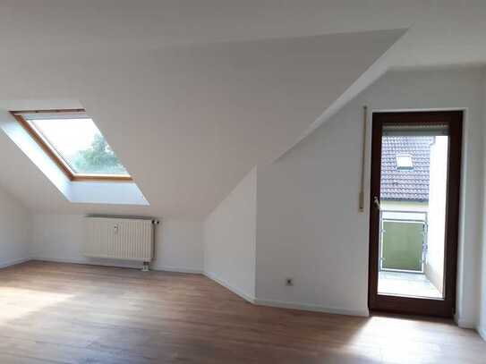 Gepflegte Dachgeschosswohnung mit zwei Zimmern, Balkon und Einbauküche in Alt-Erlangen.