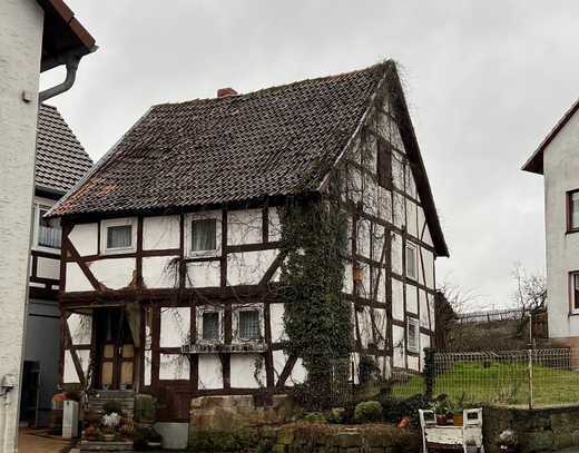 Stark sanierungsbedürftiges Fachwerkhaus auf großen Grundstück