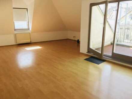 Gepflegte 2-Zimmer-Dachgeschosswohnung mit Balkon und EBK in Mainz