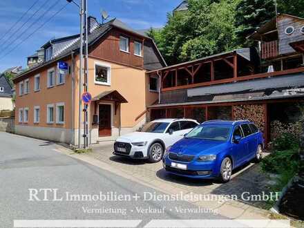 Bezugsfertiges Zweifamilienhaus mit Stellplätzen und Terrasse