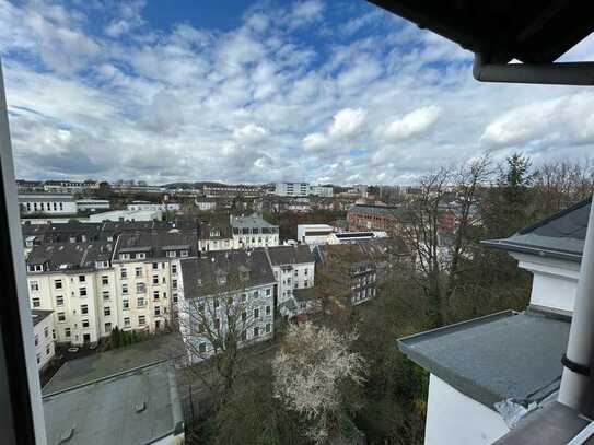 ***Sanierte 2-Zimmer-DG-Wohnung mit schöner Aussicht***