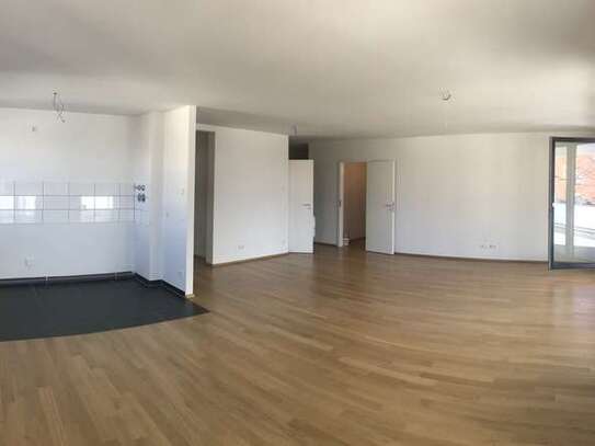 Helle 4-Zimmer-Wohnung in zentraler Lage mit Balkon, Komfortausstattung, Aufzug & Garagenstellplatz