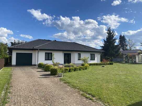 Traumhaftes, freistehendes Einfamilienhaus im Bungalow-Stil mit Dachboden und großem Garten