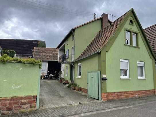 Älteres Einfamilienhaus mit Scheune, Garage und Innenhof im Dorfkern Hochstadt