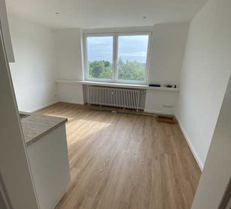 Kernsanierte Zweizimmerwohnung mit Einbauküche in Altbau