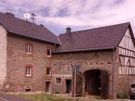 Altes denkmalgeschütztes Eifeler Bruchsteinhaus mit chic ausgebauter Scheune, in Dreis-Brück,